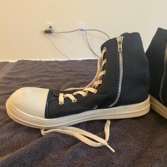 One pair of unbranded shoes. - Picture 2 of 3